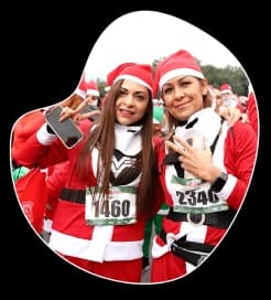 Grupo de Santas celebrando